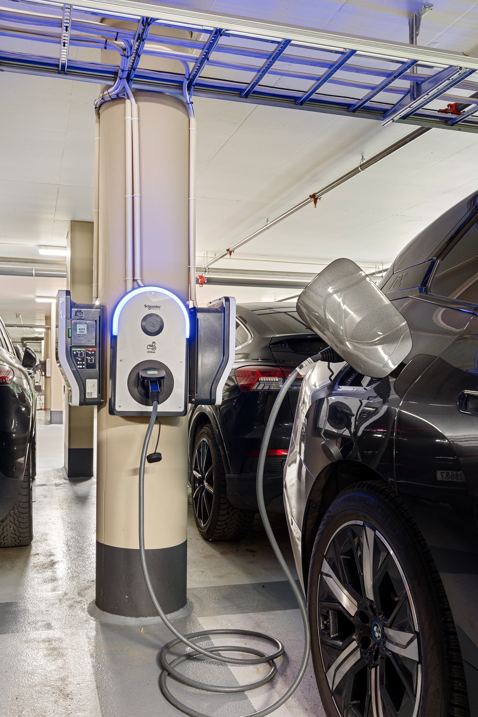 Garasjeplassen har egen el-bil lader. Galleribilde