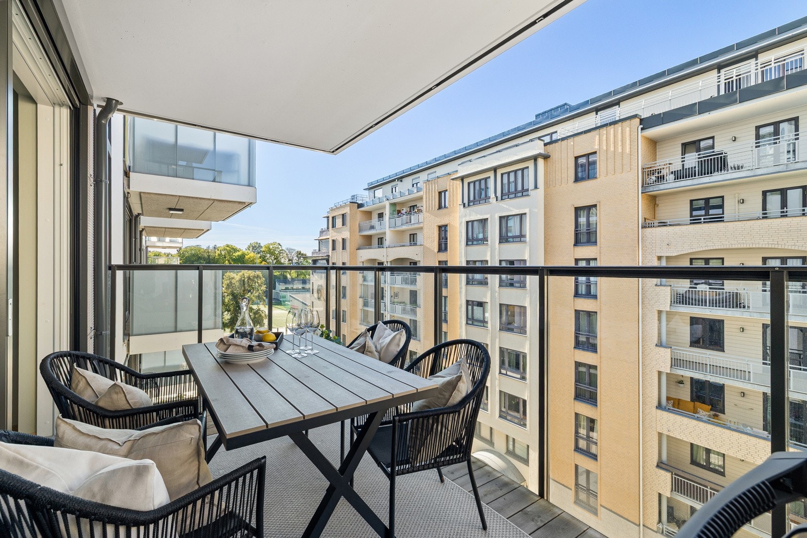 Lun og innbydende balkong med plass til spisebord, omgitt av rolige omgivelser og gode solforhold, et ideelt sted for morgenkaffen eller sene sommerkvelder. Galleribilde