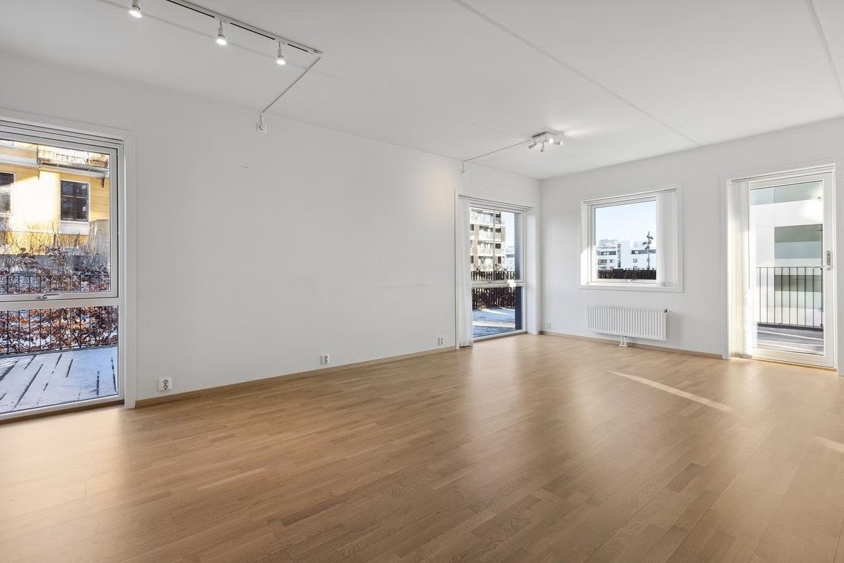 Romslig stue med Galleribilde