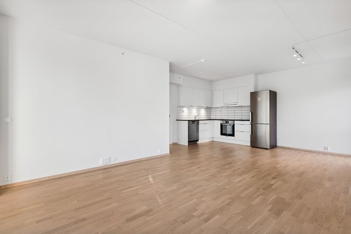 Romslig stue og kjøkken Galleribilde