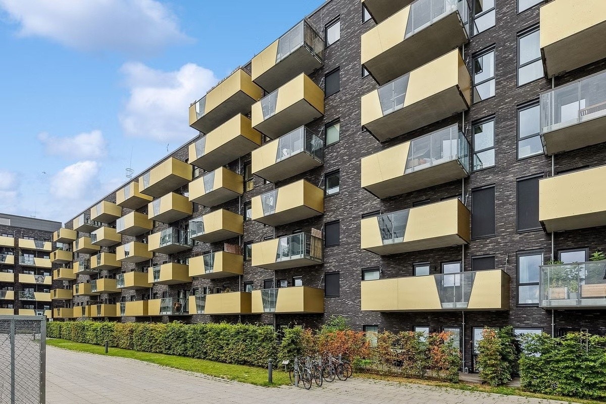 Fasade fra bakgård - sommer Galleribilde