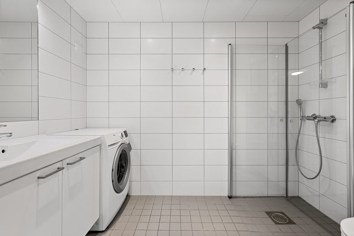 Delikat flislagt bad med gulvvarme. Galleribilde