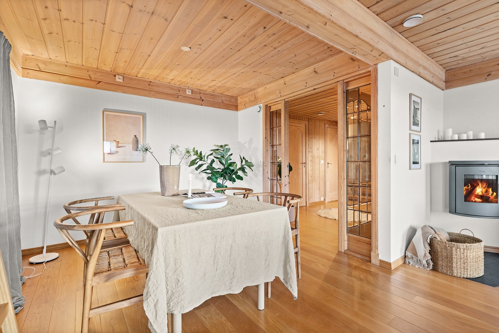 Stuen kan møbleres med stort spisebordgruppe. Her har det vært mangt et selskap med goder venner og familie Galleribilde