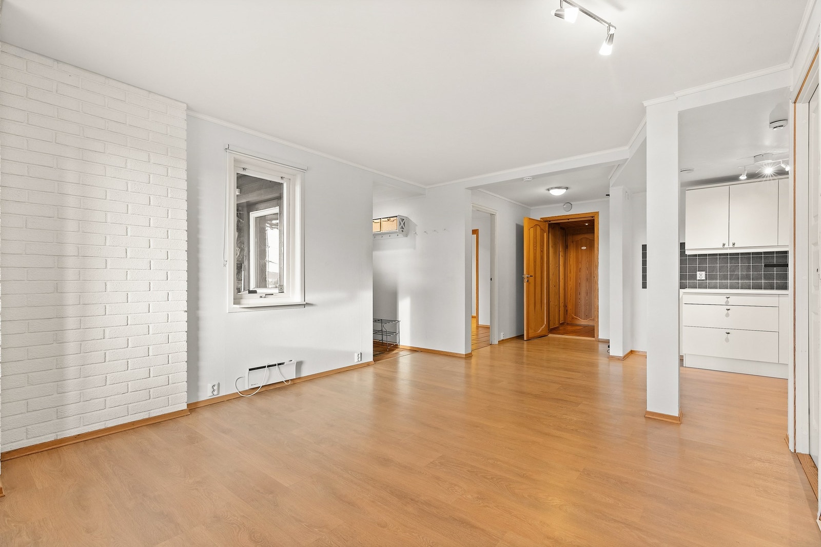 Hybelen har en åpen løsning mellom kjøkken og stue Galleribilde