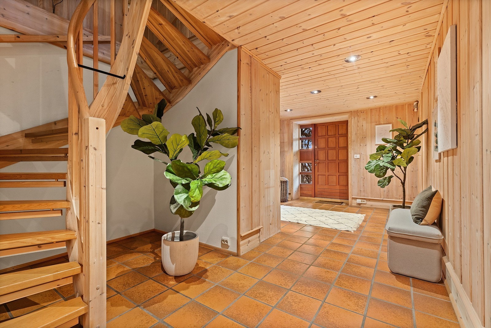 Velkommen inn til en romslig hall. Her er det 2 store boder, god garderobe og inngang til hybel. Hybelen har også egen inngang fra utsiden Galleribilde