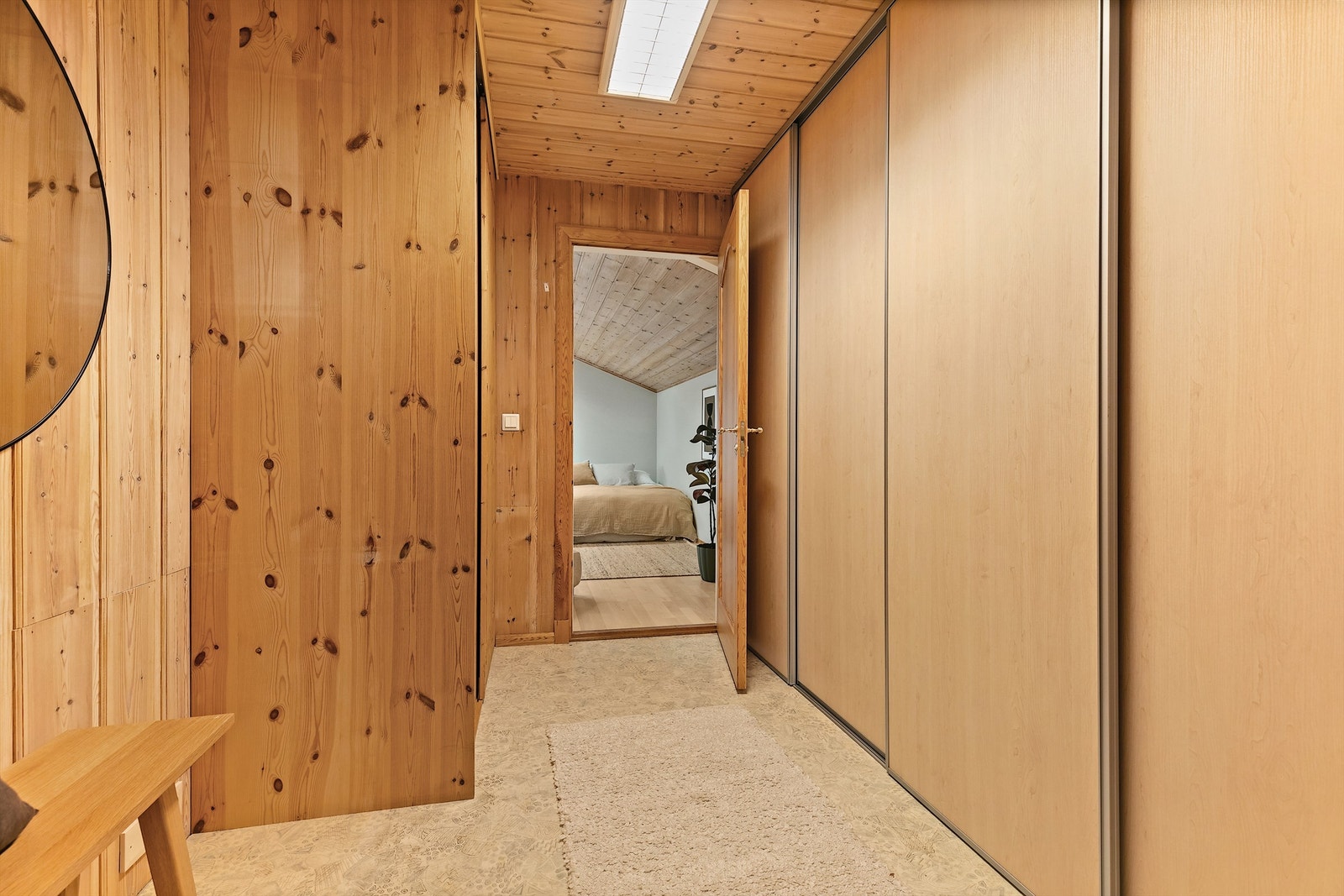 Gang/garderobe i 1.etg.med direkte tilgang til stort soverom Galleribilde