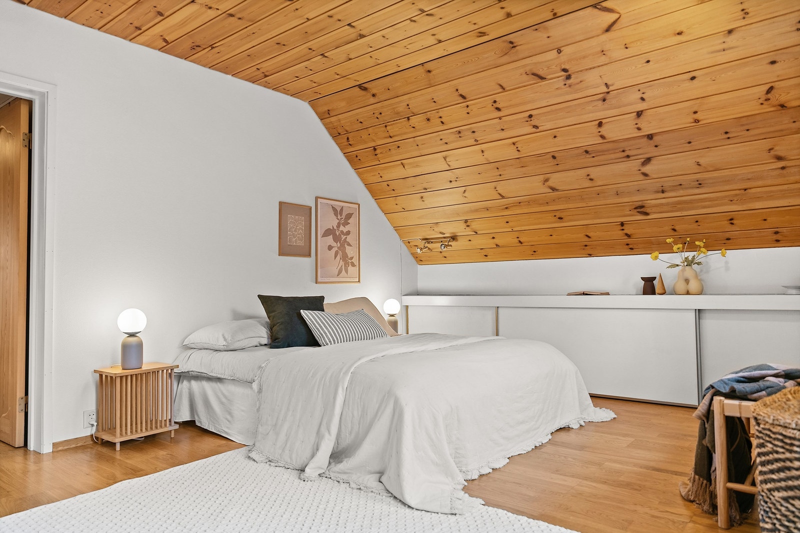 Soverom 2 i 2.etg. har også godt med lagringsplass Galleribilde