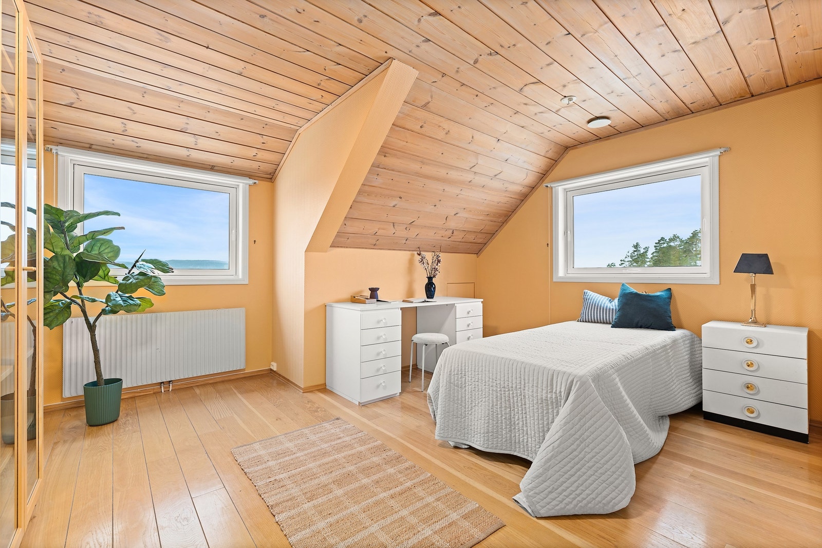 Ett av 3 store soverom i 2.etg. Et lyst og hyggelig rom med plass til å etablere garderobe og gjerne også en større seng ved behov Galleribilde