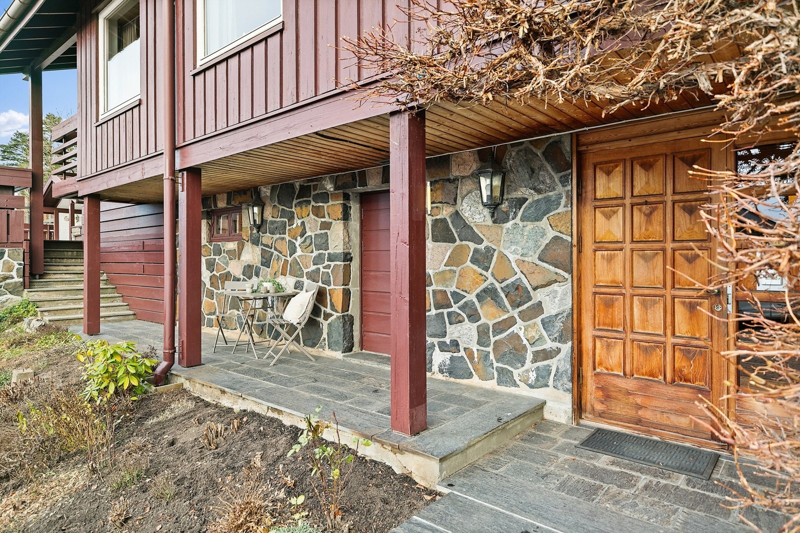 Inngangspartiet har flotte detaljer i stein. Hoveddør til høyre i bildet. Dør midt i bildet er inn til bod. Galleribilde