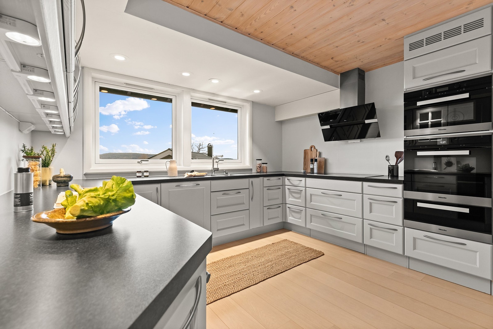 Flott innredning fra Huseby.
Innredningen har 2 smarte skuffer i sokkelen til oppbevaring av f.eks stekebrett Galleribilde