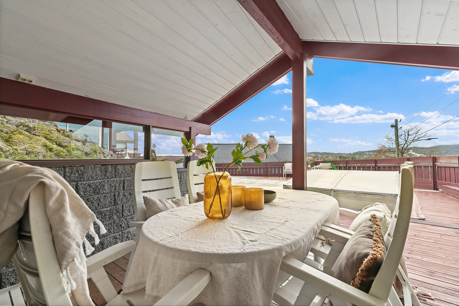 Terrassen har en overbygget del hvor du sitter tørt og godt Galleribilde