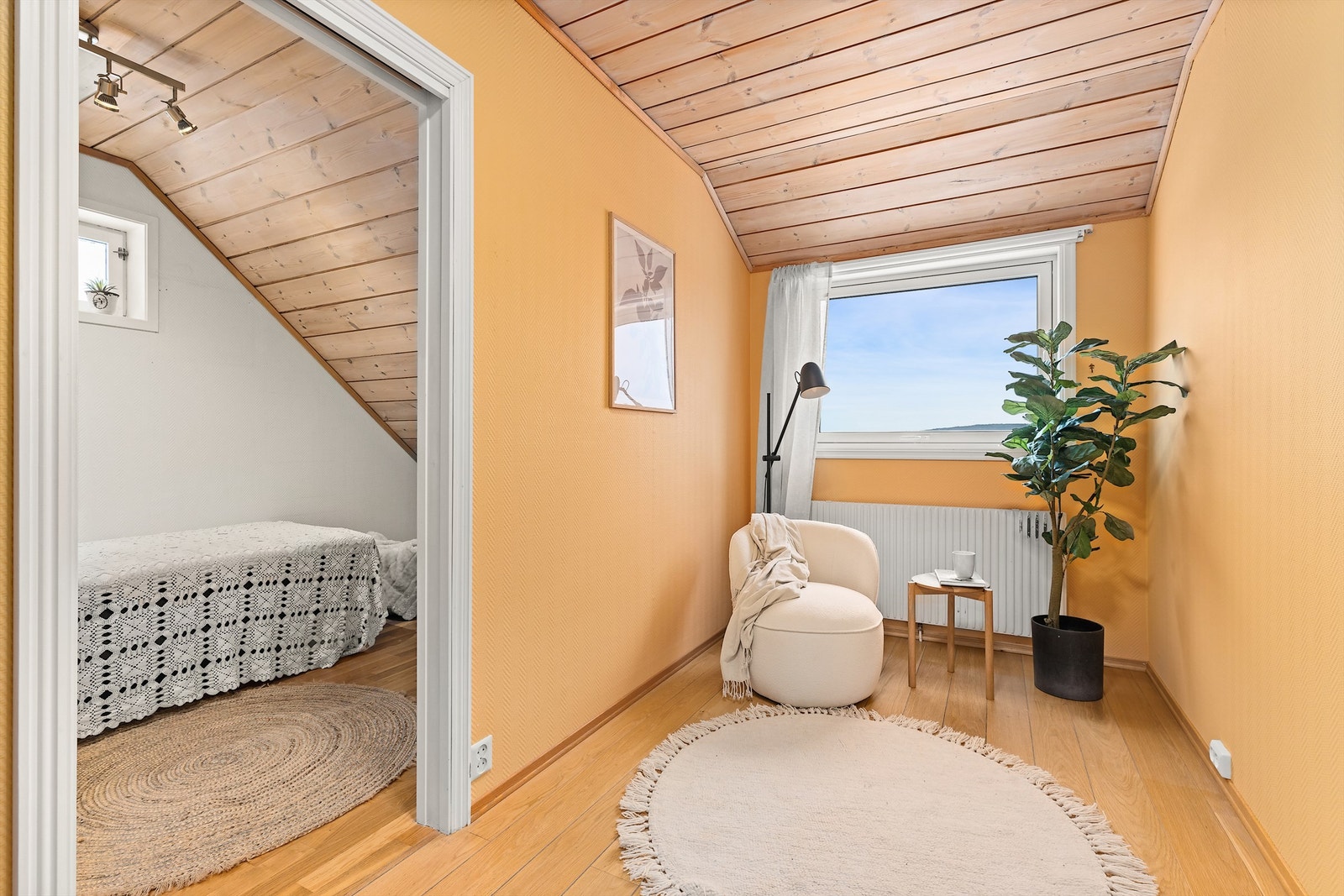 Soverom 1 i 2.etg.er delt av slik at vi har ett rom til seng og f.eks ett til garderobe Galleribilde