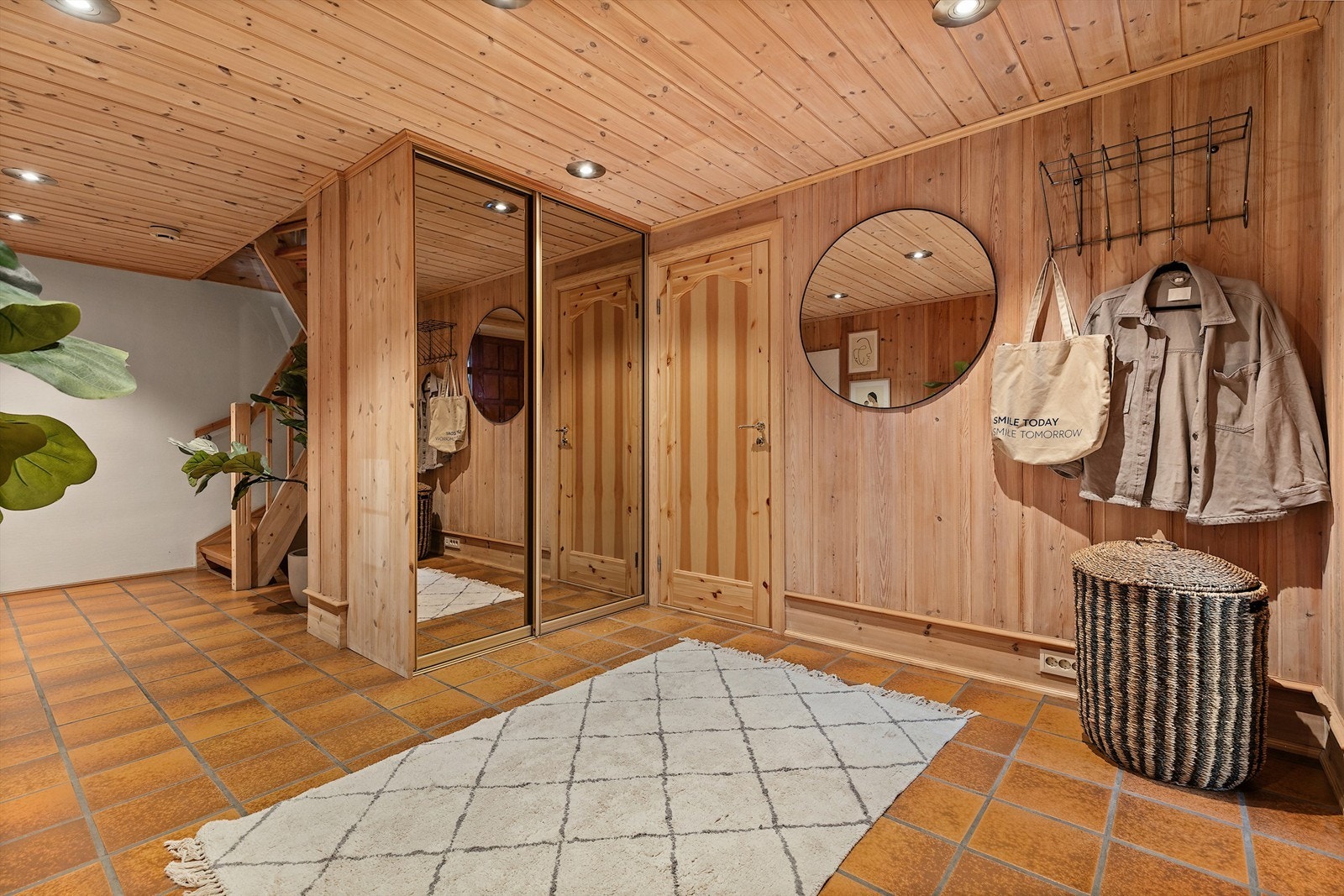 Hall i u.etg. Til høyre i bildet er det gjennomgang til hybelen. Garderobe med speildører følger med Galleribilde