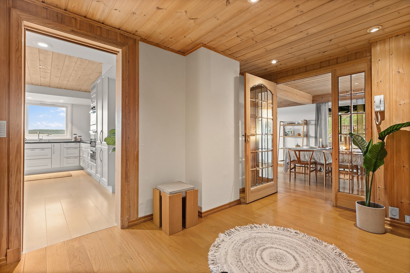 Fra gangen i 1.etg. ser vi inn til kjøkkenet og stuen Galleribilde