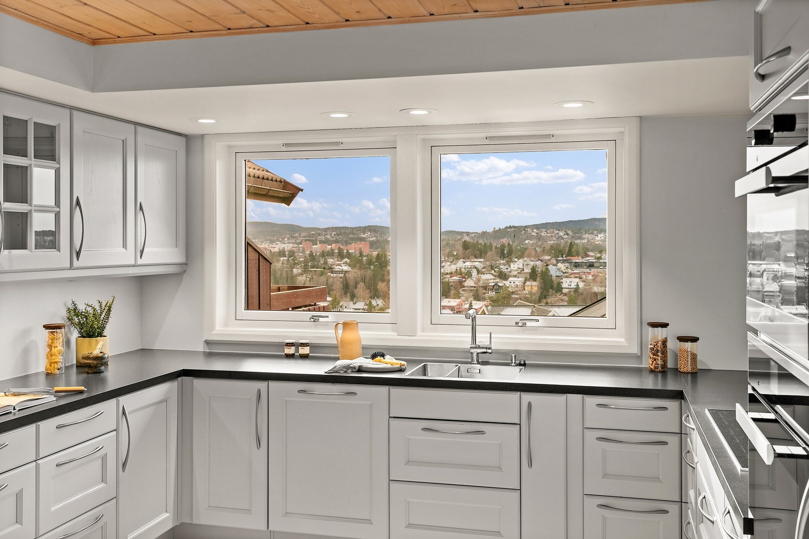 Innredningen fra Huseby er av god kvalitet og har rikelig med skap og benkeplass Galleribilde