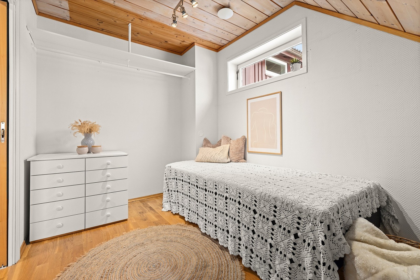 Del av soverom 1. Her har det tidligere stått et skap som er grunnen til fargeforskjell i taket Galleribilde