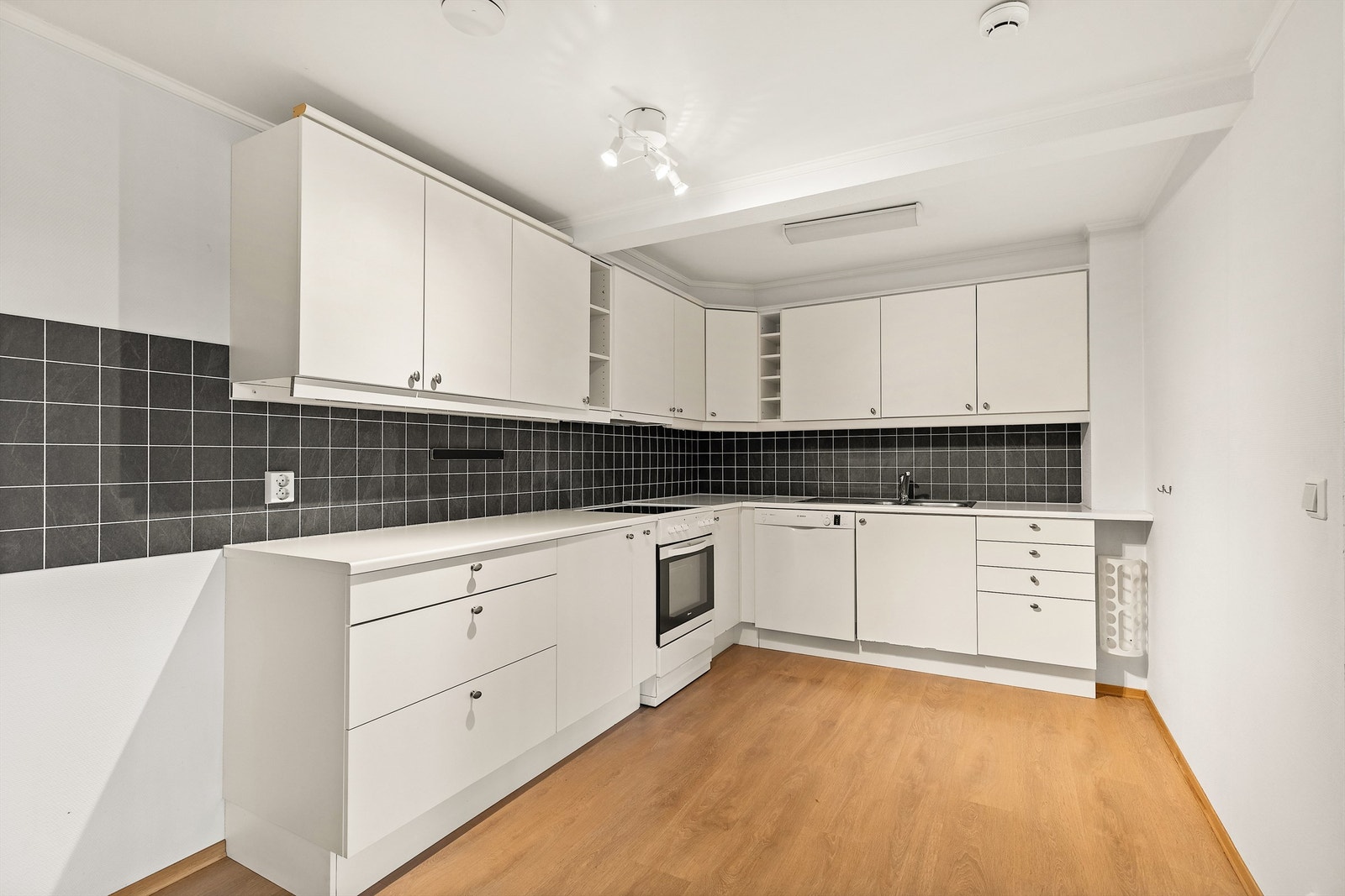 Komfyr og oppvaskmaskin følger med hybelen Galleribilde