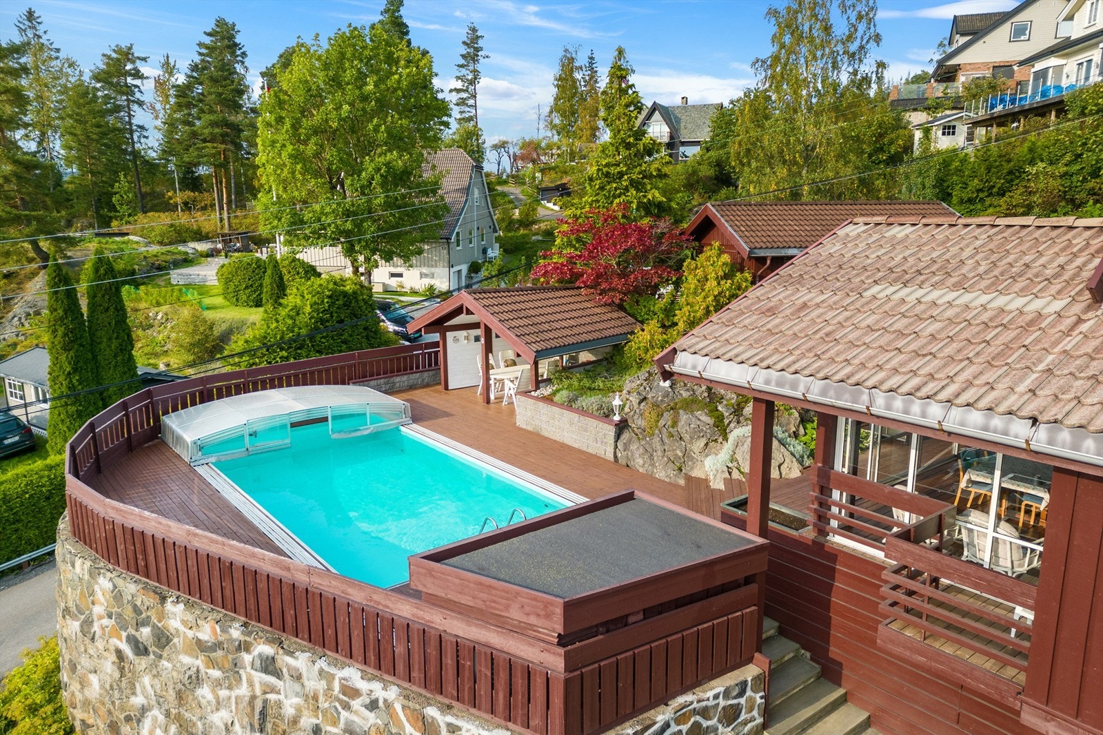 Eiendom med god utsikt, gode solforhold og flere fine uteplasser i et av Lørenskogs flotteste områder Galleribilde