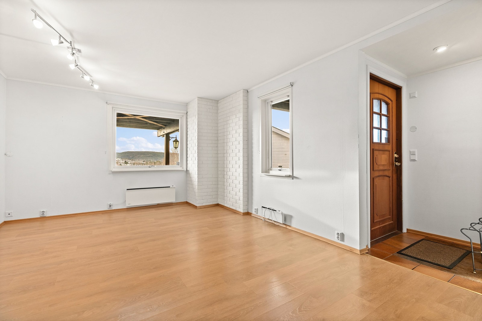 Boligen har en hybel med egen inngang. Her ser du inngangen og del av stuen Galleribilde