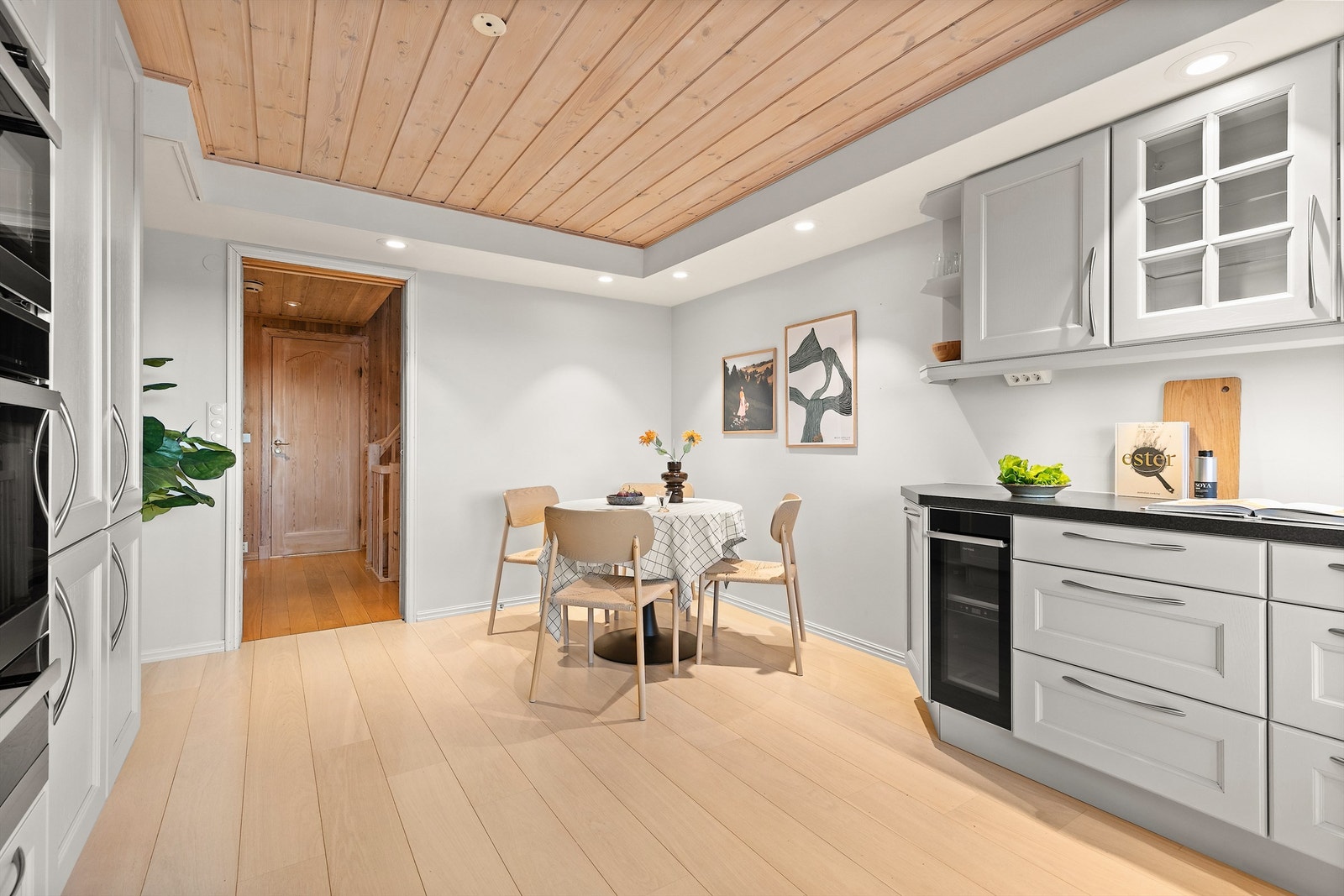 Kjøkkenet har god plass til spiseplass. Det er utstrakt bruk av downlights i nedsenket himling. Galleribilde