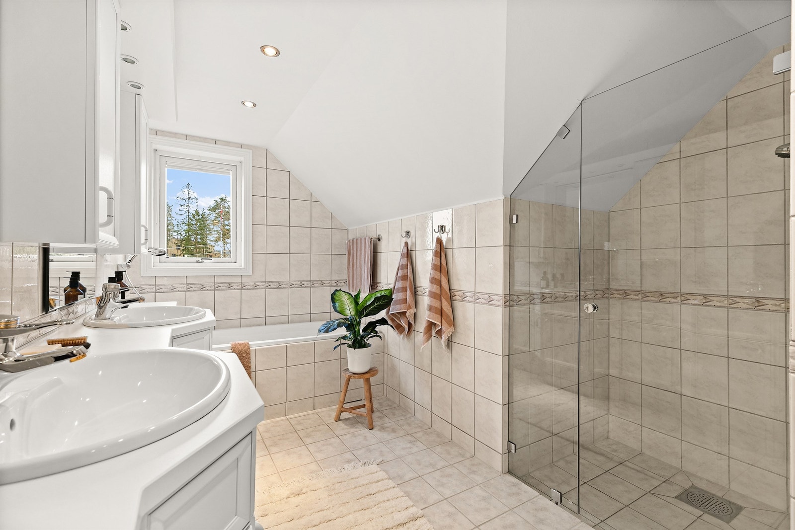 Bad i 2.etg.er stort og flislagt med varme i gulv og downlights i tak. Galleribilde