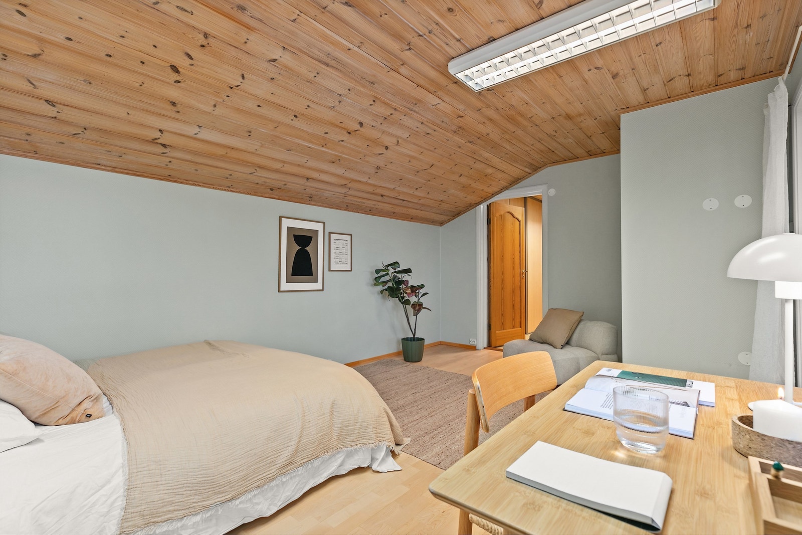 Det er ett stort soverom i 1.etg. med gjennomgang fra garderobe og vaskerom, samt utgang til vinterhage og uteplass Galleribilde