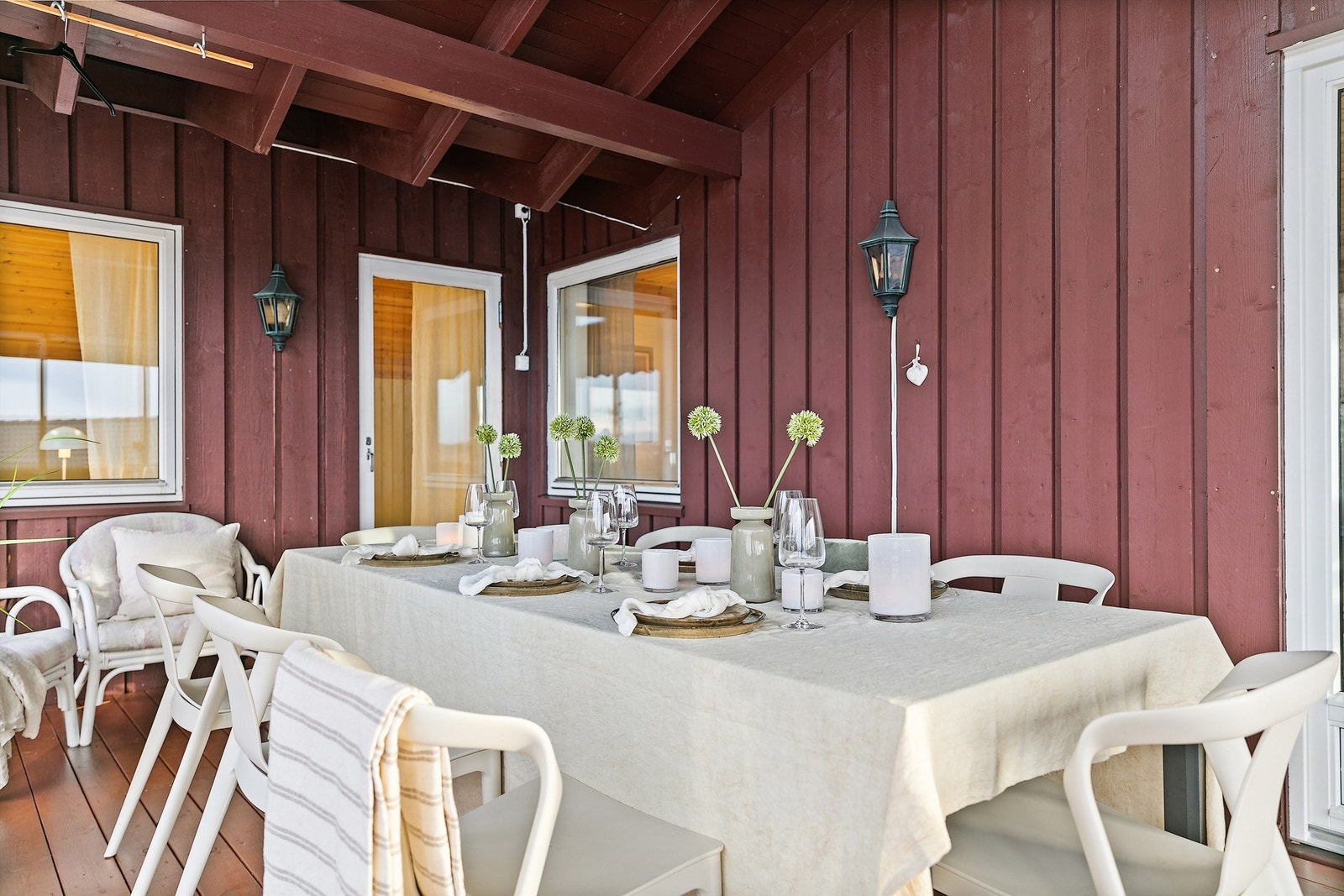 Med utgang fra stuen og ett soverom, finner du en innglasset vinterhage. Her er det terrassevarmere, utelys og utvendig stikkontakt Galleribilde