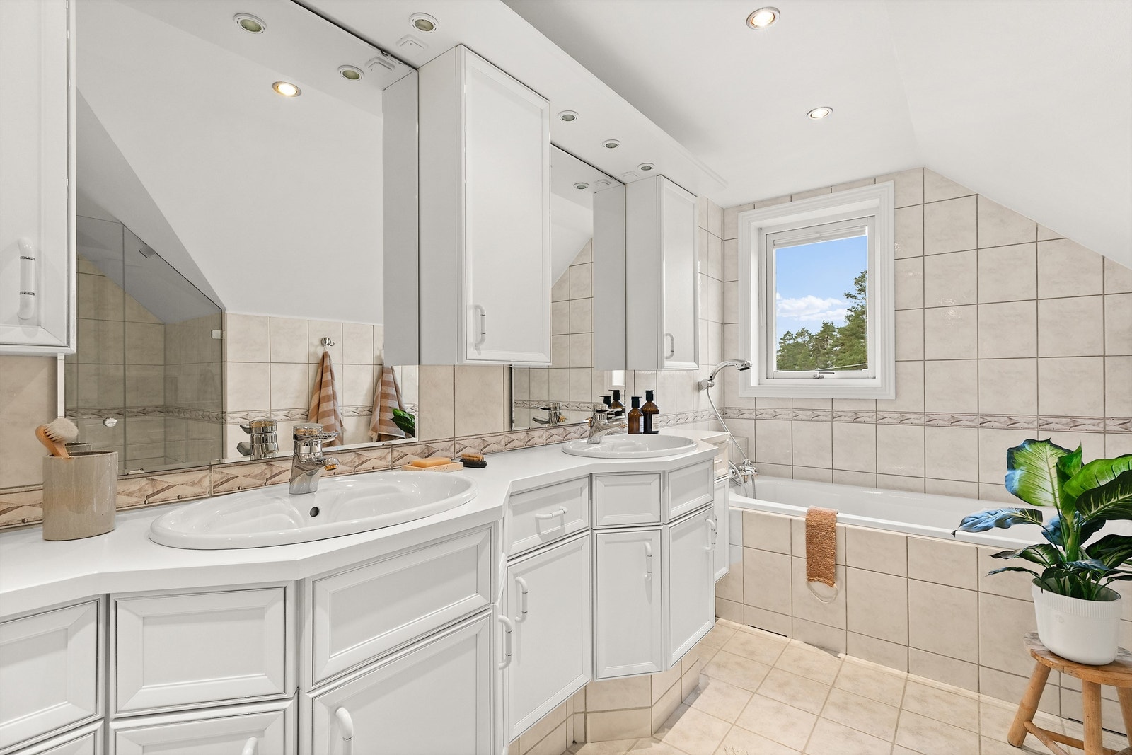 Bad i 2.etg.med stor baderomsinnredning med plass til flere Galleribilde