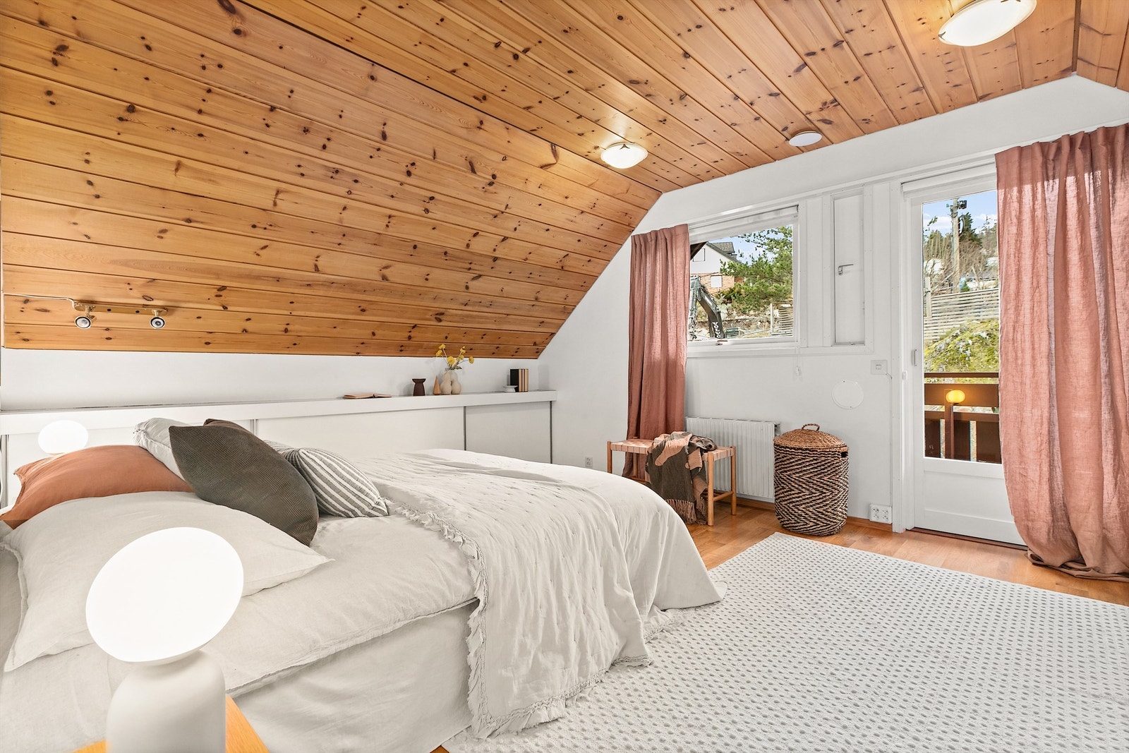 Soverom i 2.etg. med utgang til terrasse Galleribilde