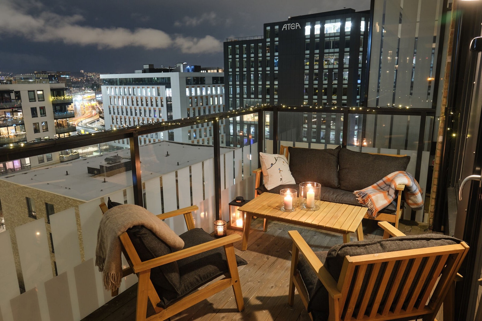 Balkongen er på 9,3 m²| og byr på plass til grill, sittegrupper og godt selskap Galleribilde