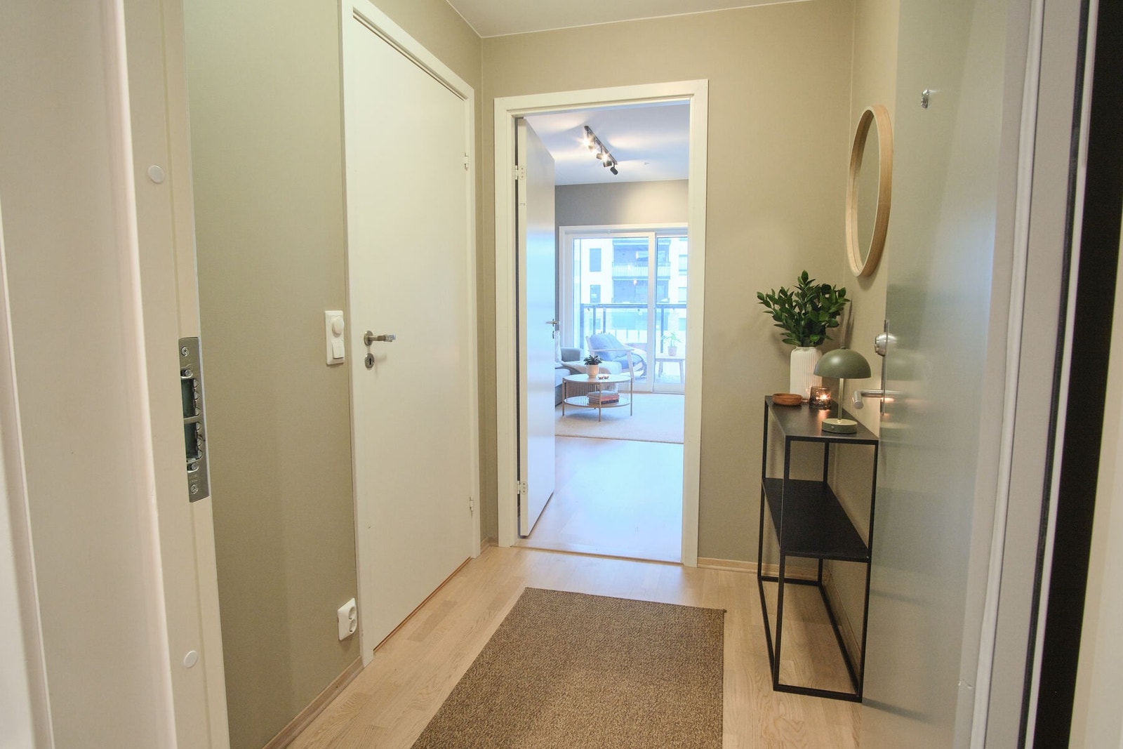 Fin entré med plass til garderobeløsning Galleribilde