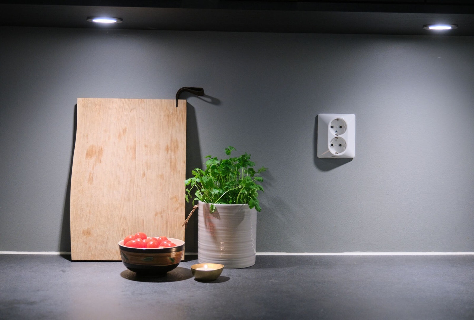 Downlights under overskap, mørk benkeplate, sort kum og sorte trefronter som tar seg pent ut i rommet! Galleribilde