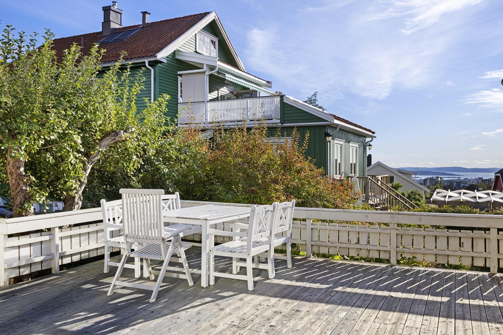 Verandaen har terrassebord på bjelkelag og rekkverk i trekonstruksjon, og byr på gode soner for utemøbler, grill og sosiale sammenkomster gjennom sommerhalvåret. Galleribilde