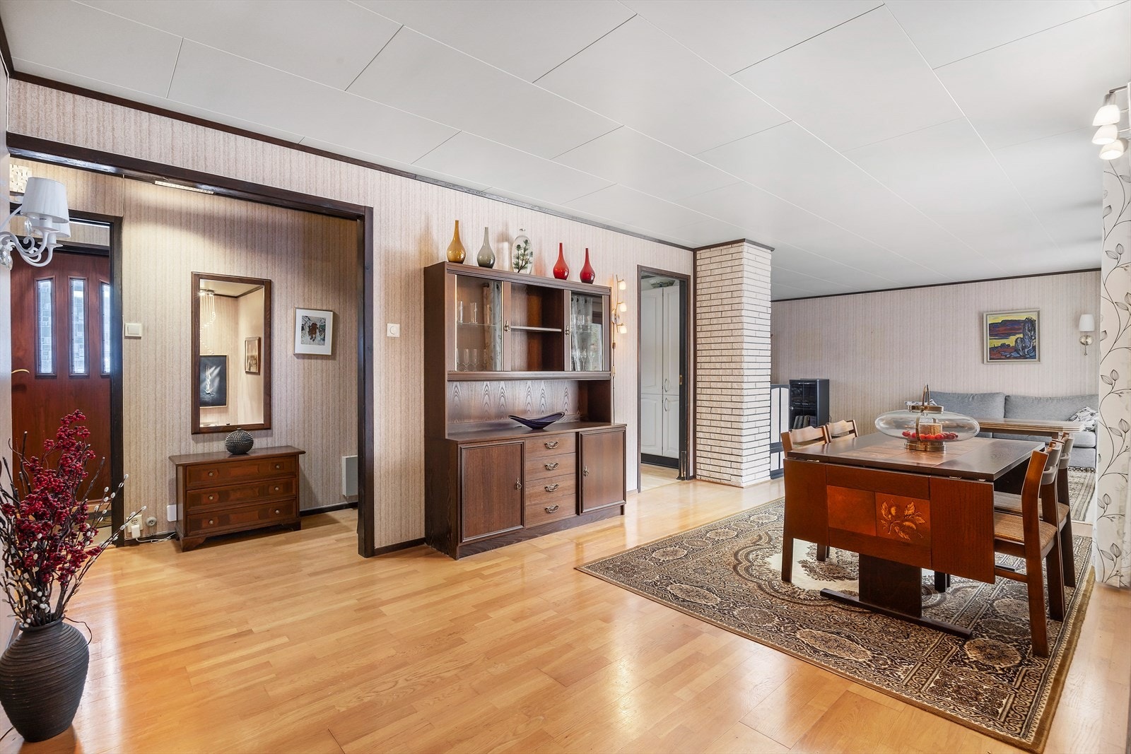 Spisestuen har god størrelse og en naturlig plassering i tilknytning til stuen, med rikelig plass til langbord og sosiale sammenkomster. Galleribilde