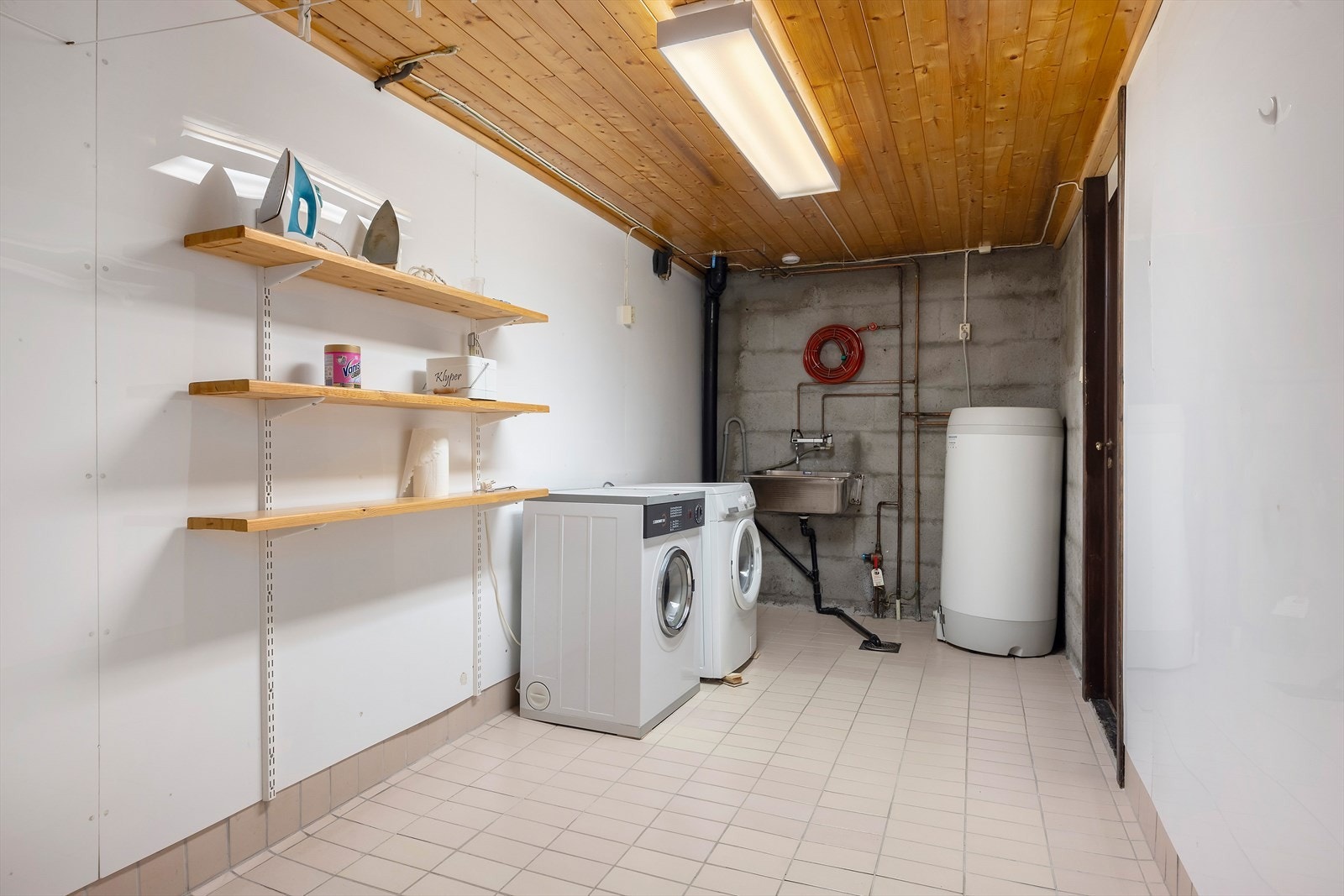 Rommet er utstyrt med skyllekum i rustfritt stål samt opplegg for vaskemaskin. Galleribilde
