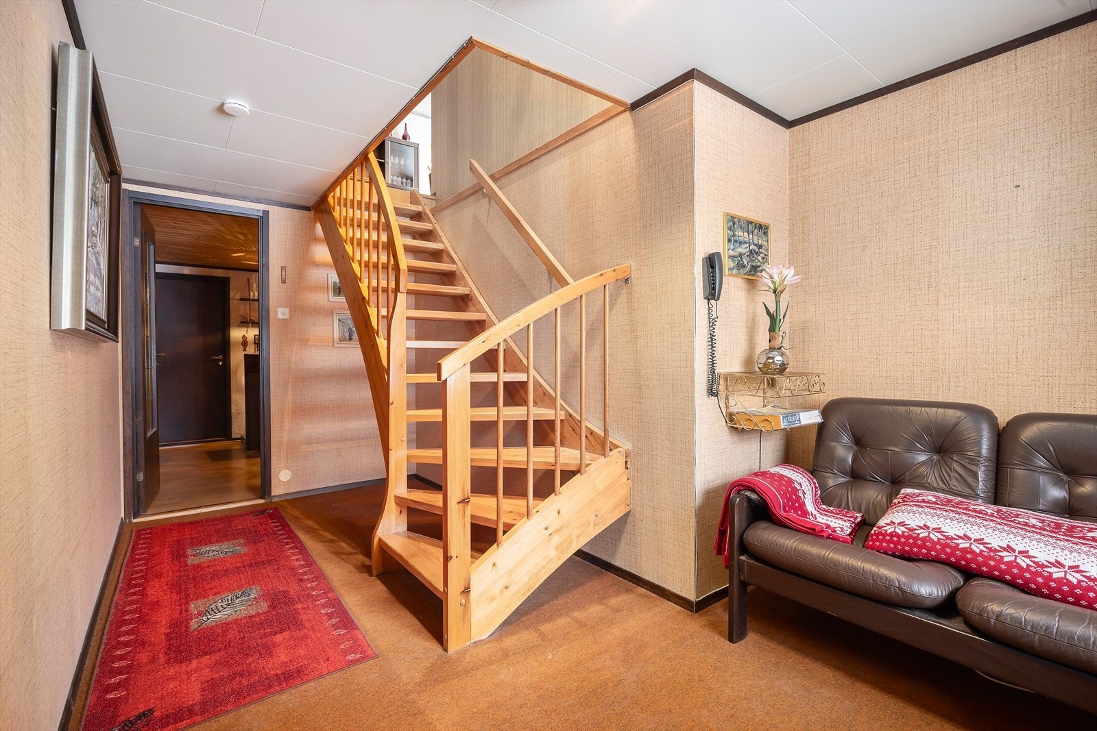 Underetasjen byr på flere rom og ekstra bruksareal, med kjellerstue med ildsted, vaskerom, innredet rom, gang og boder. Galleribilde