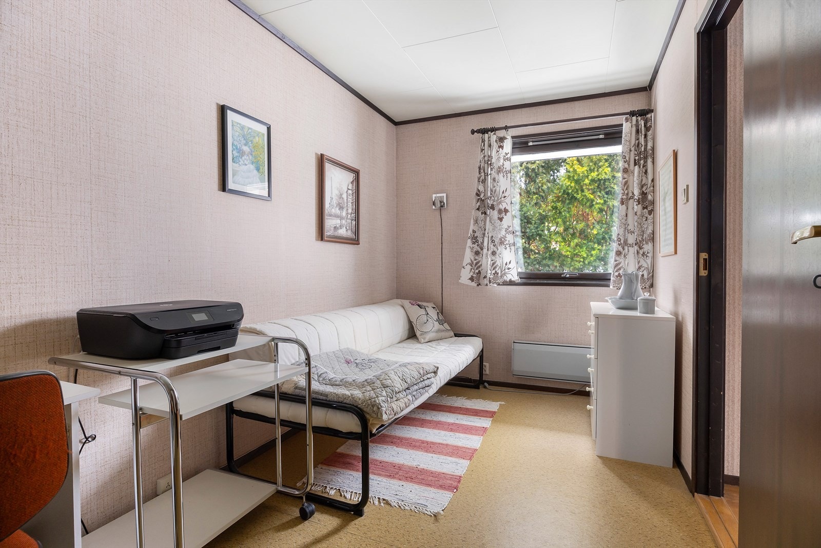 Soverom II er av god størrelse med praktisk utforming, velegnet som barnerom, gjesterom eller hjemmekontor. Galleribilde