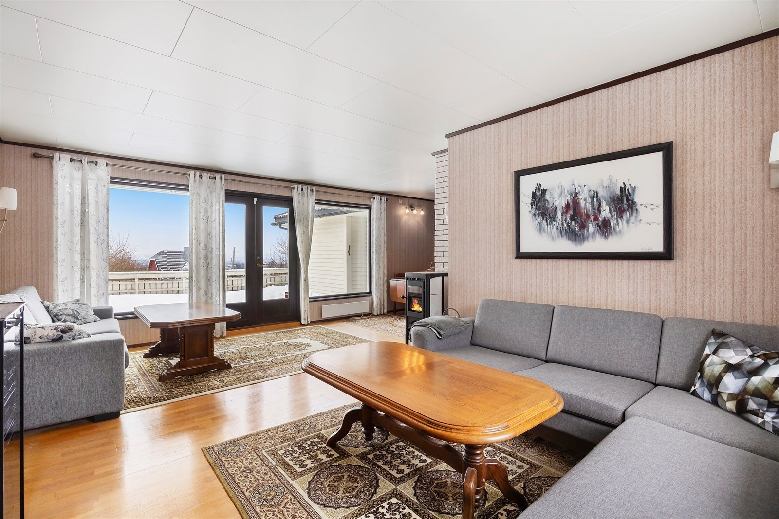 Eiendommen ligger i et veletablert og barnevennlig villastrøk på Grefsen i Oslo, et område som er kjent for sitt gode naboskap og attraktive oppvekstvilkår. Galleribilde