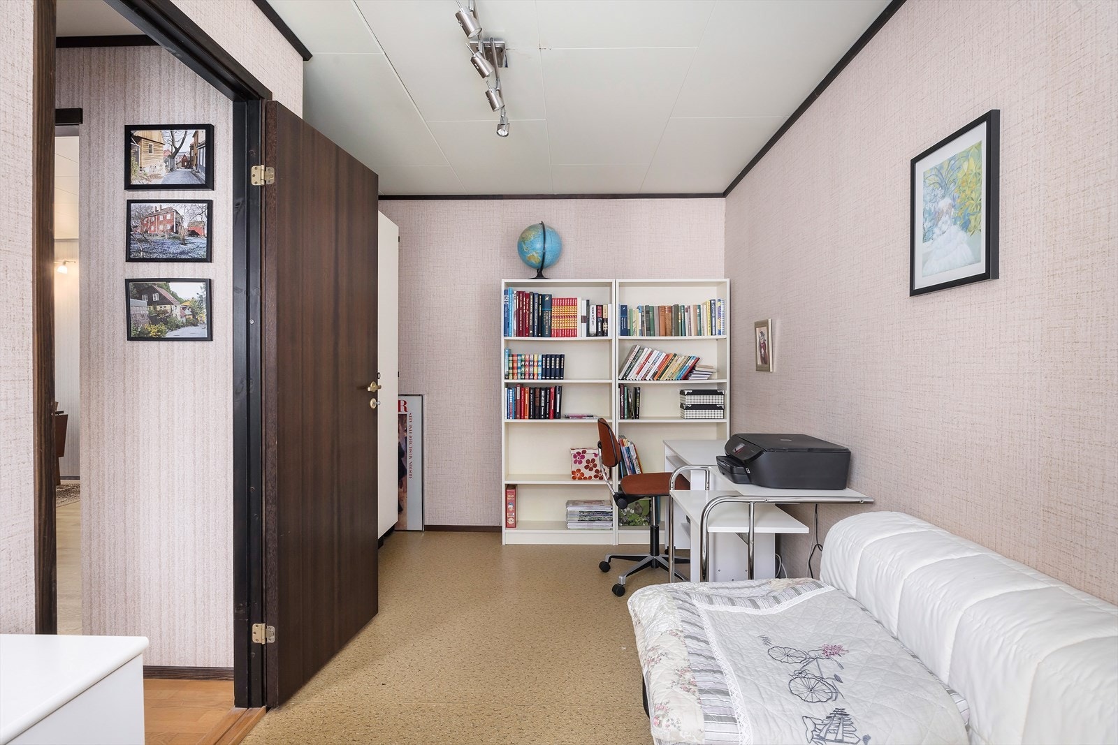 Gulv belagt med laminat/parkett, tapet på vegger og takessplater i himling. Galleribilde