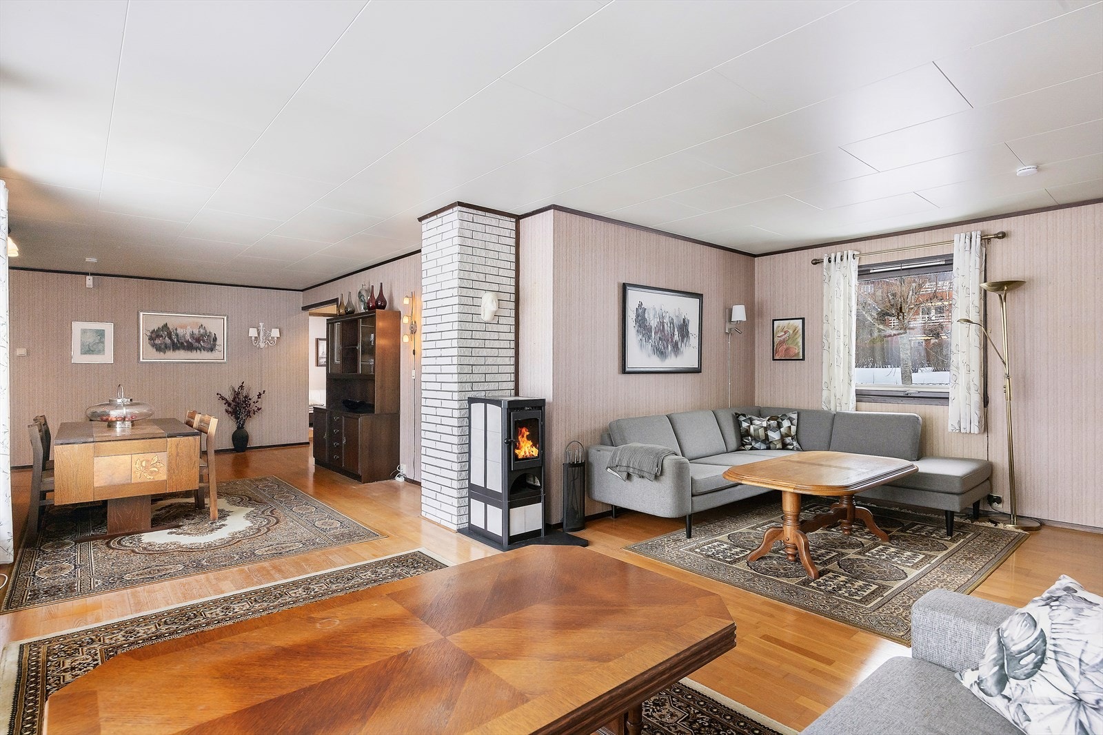 Stuen er romslig og har en praktisk og lettmøblert utforming, med naturlig plass til både sofagruppe og spisebord. Galleribilde