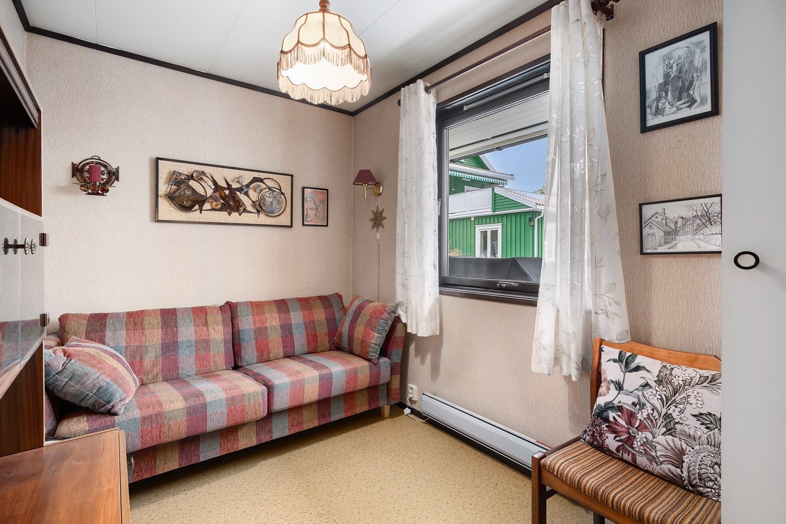 Soverom III. Garderobeskap med glatte fronter i alle soverom. Galleribilde