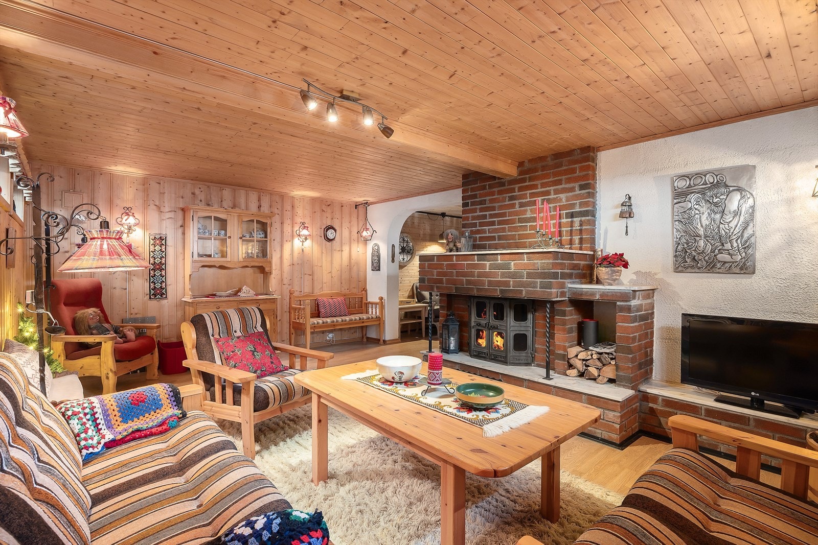 Kjellerstuen er utstyrt med oppmurt ildsted med glassdører og ildfast plate på gulv foran ildstedet. Galleribilde