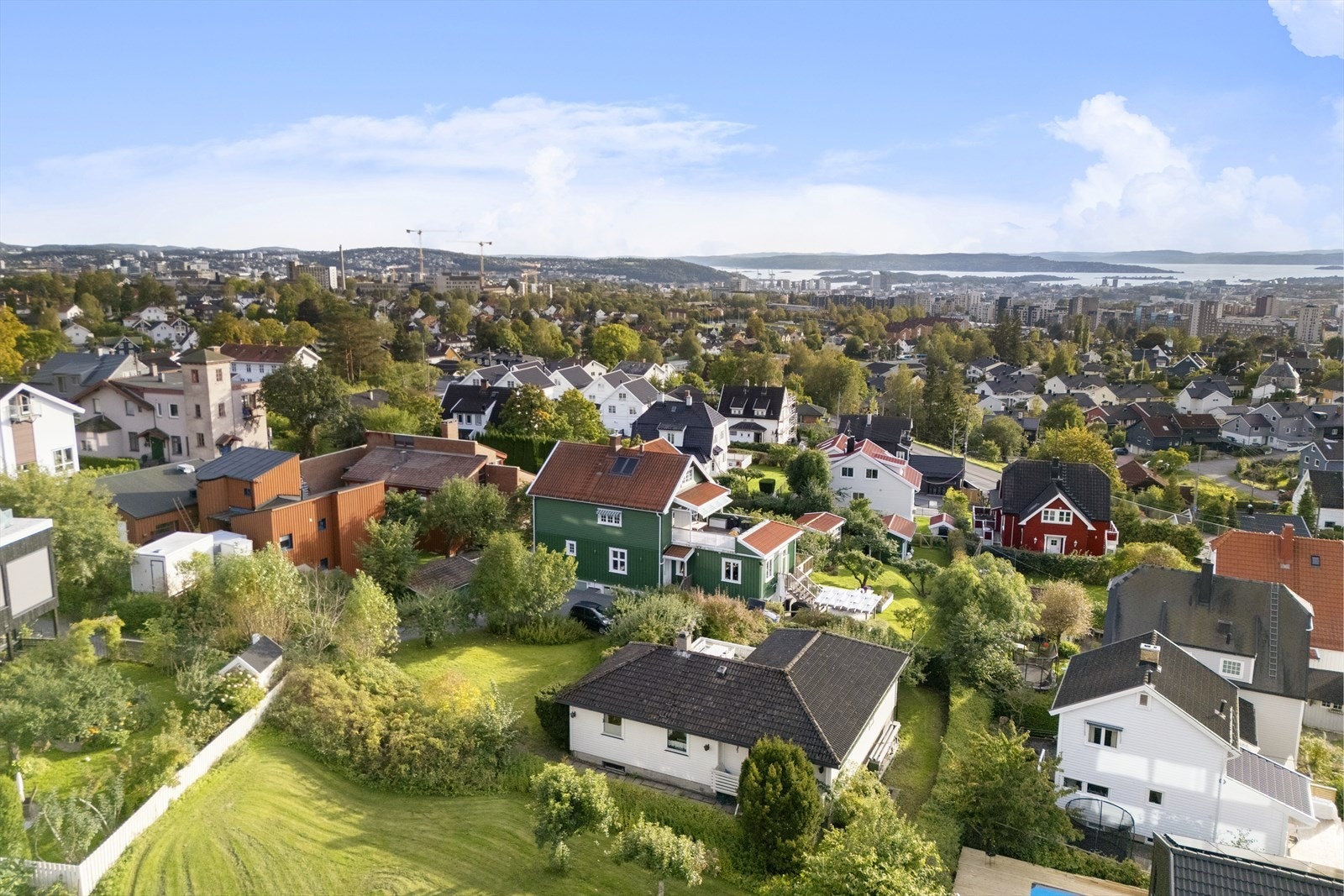 Enebolig med stort oppgraderingspotensial. Solrik tomt på 806 m² med flere uteplasser, garasje og attraktiv beliggenhet på Kjelsås. Galleribilde