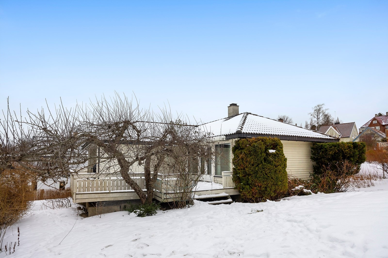 Fra boligen er det kort vei til både barnehager, barneskole og ungdomsskole, og flere videregående skoler finnes i nærområdet. Galleribilde