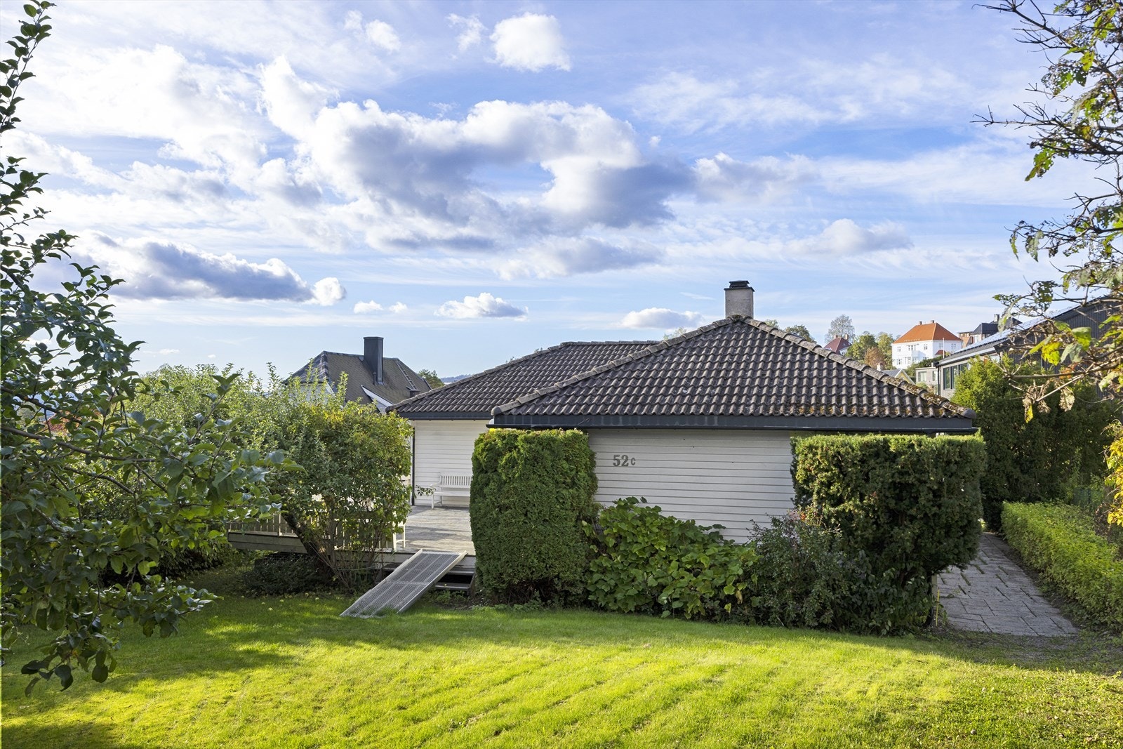 I tillegg er det i tilknytning til inngangspartiet, en mindre veranda på ca. 5 m², som gir en hyggelig og praktisk adkomst til boligen, med plass til utemøbler eller beplantning. Galleribilde