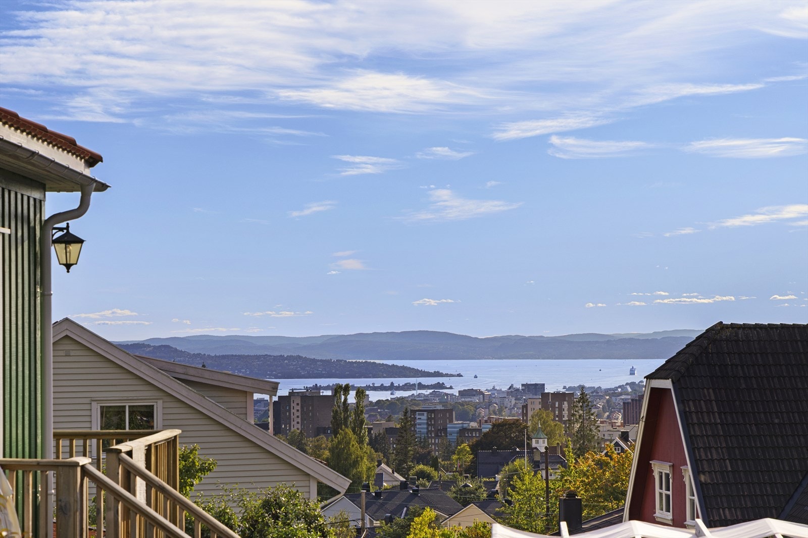 Boligen byr på en sjelden flott utsikt mot Oslofjorden, kombinert med frodig hage og solrike uteplasser. Galleribilde