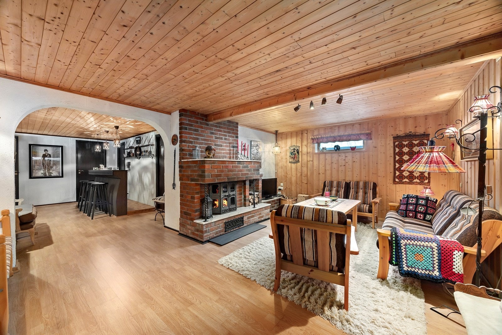 Takhøyden i kjeller er målt til ca. 2,17-2,18 meter i gang og kjellerstue. Galleribilde