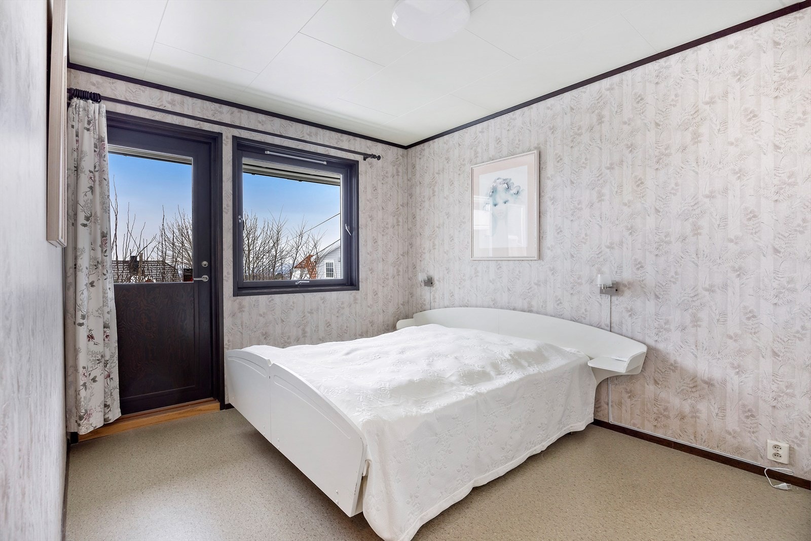 Boligen har tre soverom i 1. etasje, noe som gir en praktisk og familievennlig planløsning med alle soverom samlet på ett nivå. Galleribilde