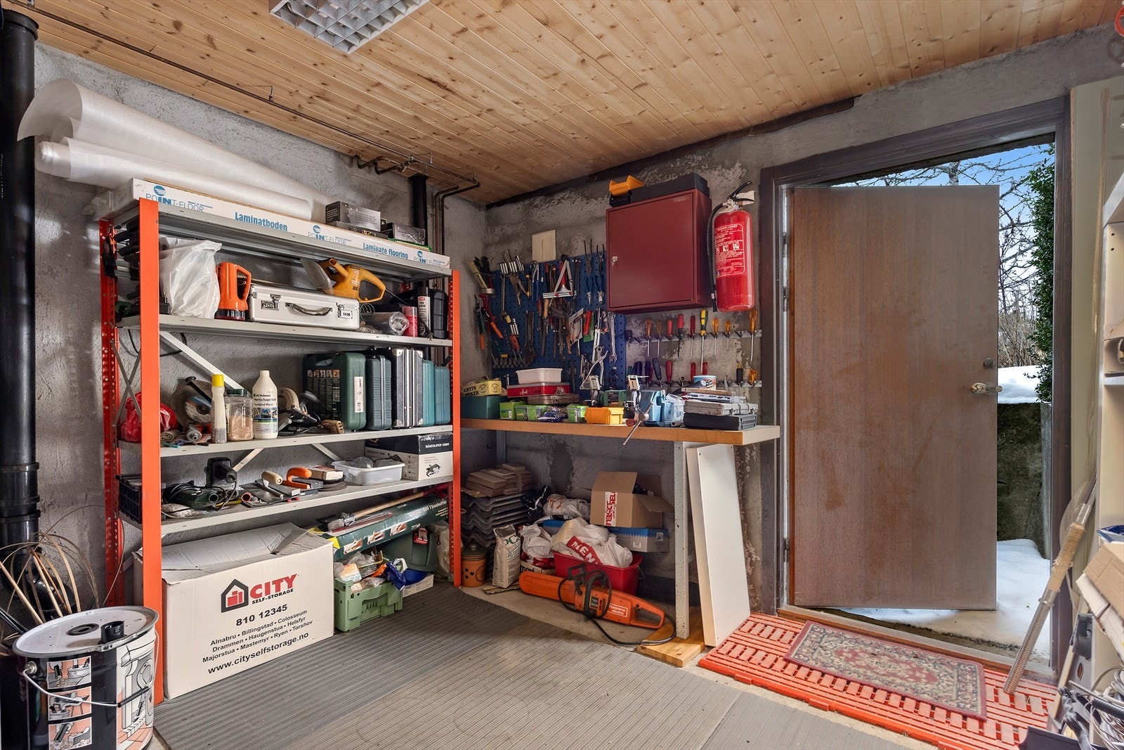 Boligen byr på praktiske oppbevaringsløsninger med utebod under veranda på ca. 8 m², med gruslagt dekke og yttervegger i trekonstruksjon. Galleribilde