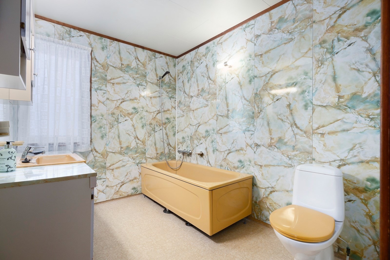 Badet i 1. etasje er utstyrt med dusj i badekar, servant og gulvstående toalett. Galleribilde